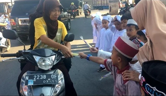 Meriahkan Tahun Baru dengan Pawai dan Bagi Bingkisan