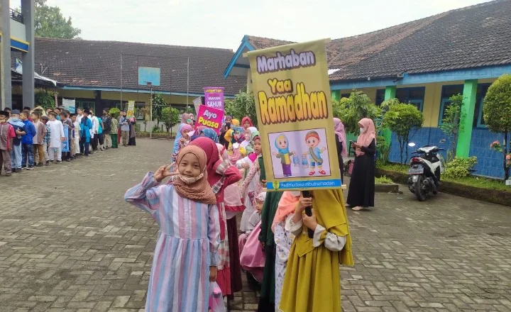 SD Muda Gempol Gelar Pawai Taaruf dan Tebar Sembako