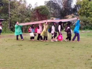 Evakuasi Dadakan dari Hujan dengan Payung Kereta Api