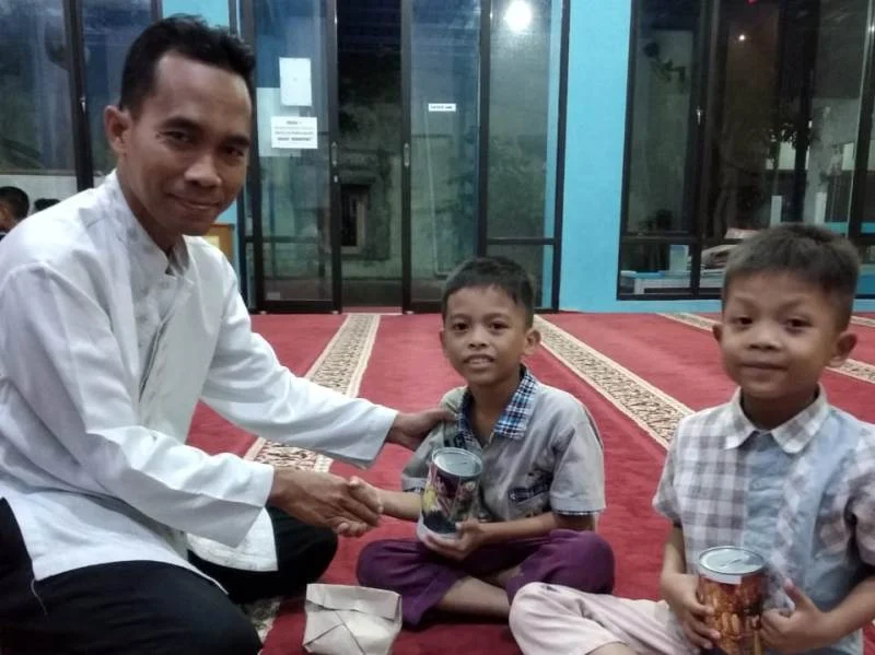 Dua Anak Ini Serahkan Tabungan untuk Sumbang Nasi Bungkus