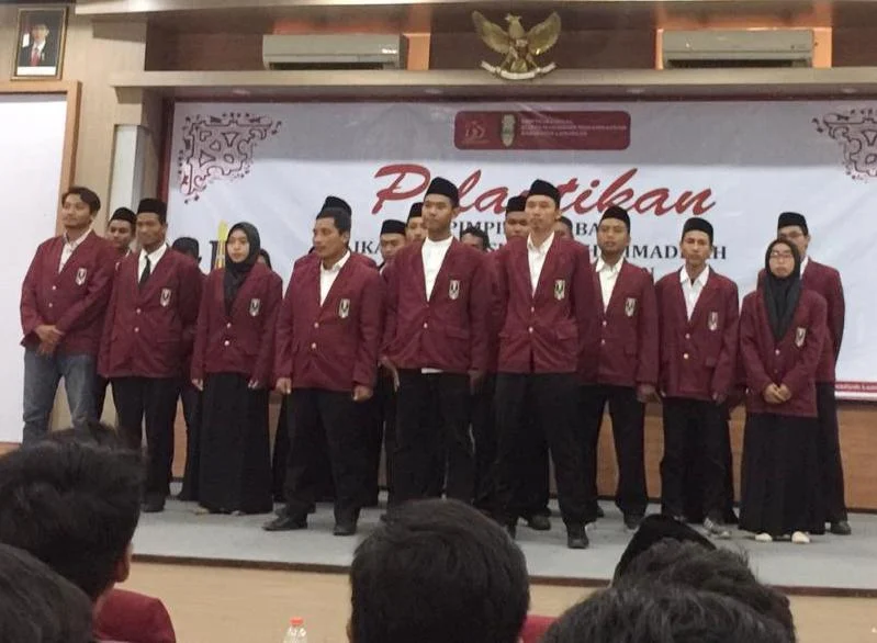 Di Negeri Lain Usia Muda Sudah Jadi Menteri, Di Sini Asyik Main Gadget