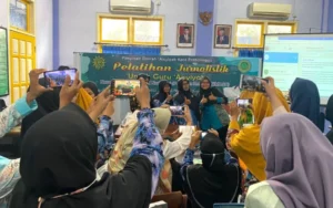 Bertabur Hadiah, Begini Reaksi para Penerima Penghargaan Pelatihan Jurnalistik Ini