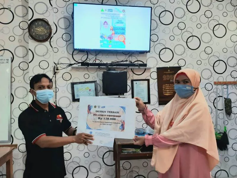 Latihan Photoshop, Guru Ini Langsung Juara Desain PPDB