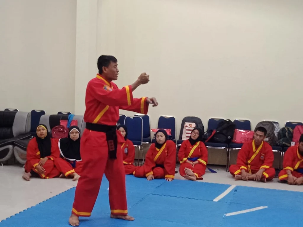 Pendekar Tapak Suci Peragakan Jurus, Penonton Tersentak