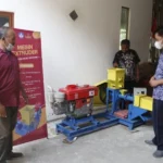 Tim UMM Sumbang Mesin Pakan Ikan ke Warga Parangargo