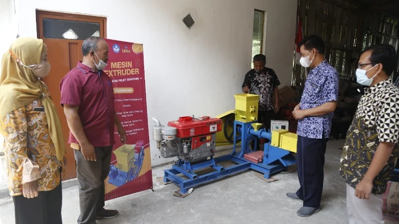 Tim UMM Sumbang Mesin Pakan Ikan ke Warga Parangargo
