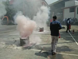 Waspada Bencana, Karyawan Sekolah Ini Dilatih PMK