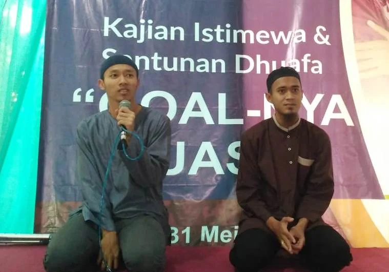 Dua Pemain Arema Jadi Bintang Foto Selfie dan Tanda Tangan di  Baksos untuk Warga Desa Jabung