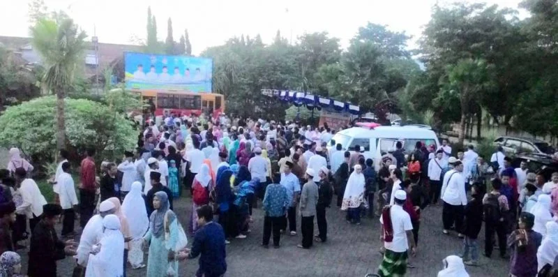 Bagikan 650 Paket Sembako, Lazismu Bikin Warga Pacitan Sumringah