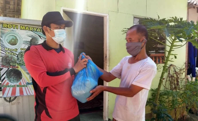 Pemuda Muhammadiyah Asembagus Tebar Sembako di 4 Desa