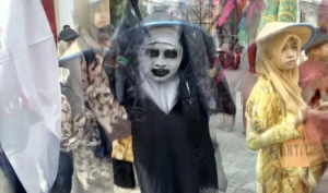 Ada Penampakan ‘Hantu’ dalam Pawai Akbar di Surabaya