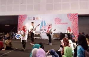 Penampilan Apik Siswa SD Muhammadiyah 18 Surabaya Hipnotis Pengunjung Batik Fest 2017