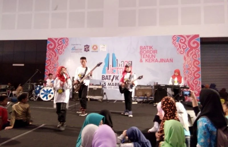 Penampilan Apik Siswa SD Muhammadiyah 18 Surabaya Hipnotis Pengunjung Batik Fest 2017