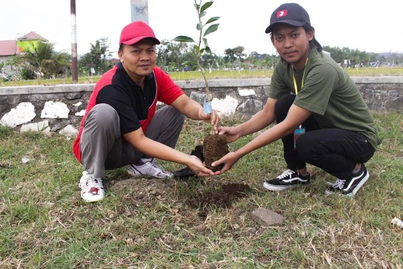 Pelihara Lingkungan Desa, 400 Bibit Pohon Ditanam di Gunung dan Telaga