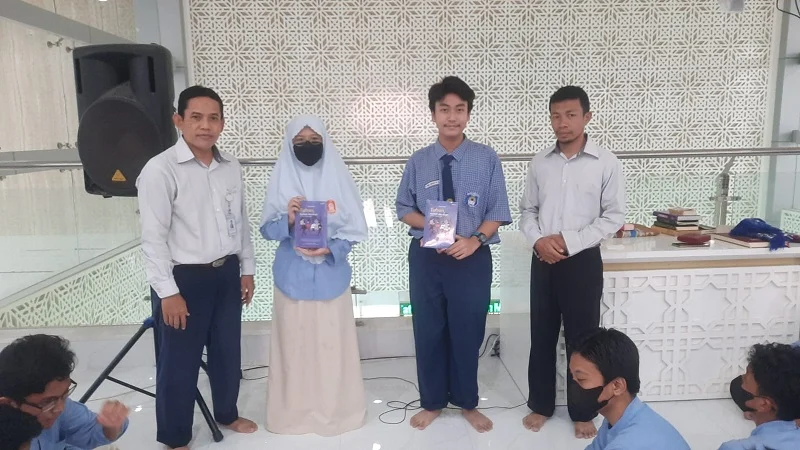 Kultumnya Terbaik, Dua Siswa Spemdalas Mendapat Hadiah