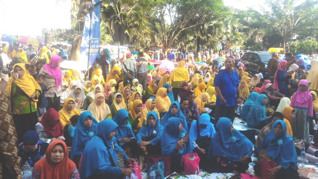Tak Tertampung di Stadion, Puluhan Ribu Peserta Tetap Enjoy di Luar