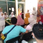 Ibu-Ibu Cekikikan ketika Dijelaskan Cara Kerja Alat KB