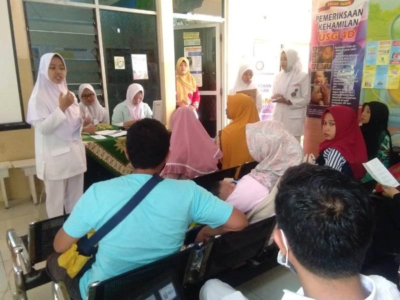 Ibu-Ibu Cekikikan ketika Dijelaskan Cara Kerja Alat KB