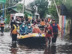 Perahu Karet MDMC Sidoarjo Tiba Langsung Terjun ke Banjir Rejoso