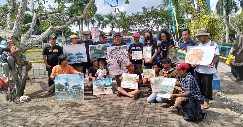 16 Perupa Banyuwangi Melukis di Jembatan Gantung