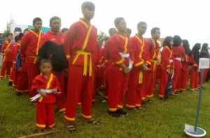 Peserta Terkecil Ini Mampu Bertahan Berdiri di Barisan Selama Upacara Berlangsung