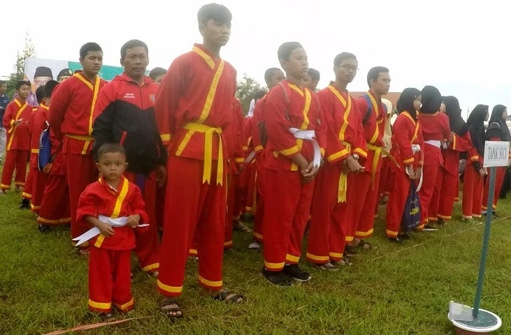 Peserta Terkecil Ini Mampu Bertahan Berdiri di Barisan Selama Upacara Berlangsung