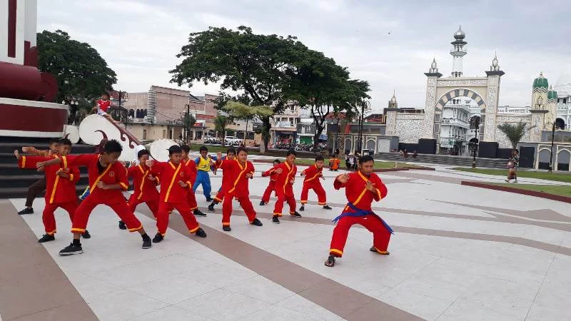 Pesilat Cilik Mainkan Jurus Naga di Alun-Alun Kota Madinah