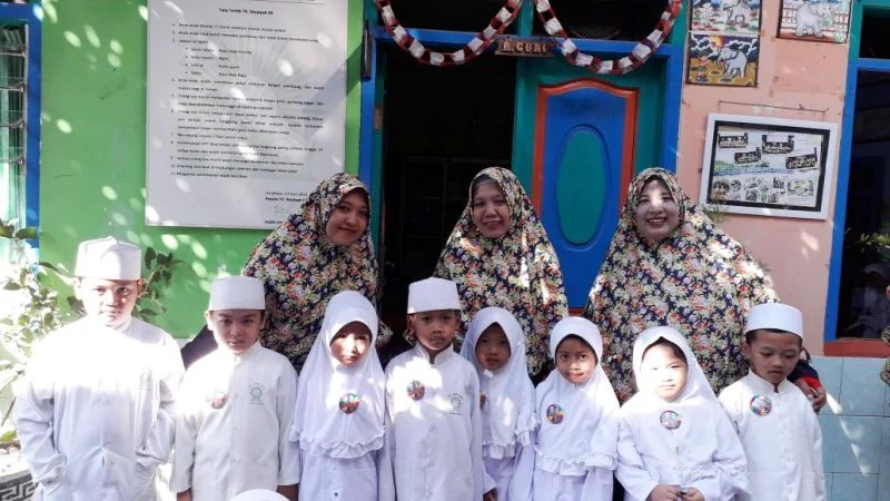 Memotivasi Belajar dan Disiplin Siswa dengan Hadiah Pin Karakter