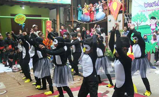 ‘Hujan Salju’ pun Turun di Sekolah Kreatif Surabaya Ini …