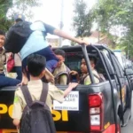 Cerita dan Foto di Balik Aksi Antar-Jemput Pelajar yang Keleleran saat Demo Sopir Angkutan Umum di Kota Malang