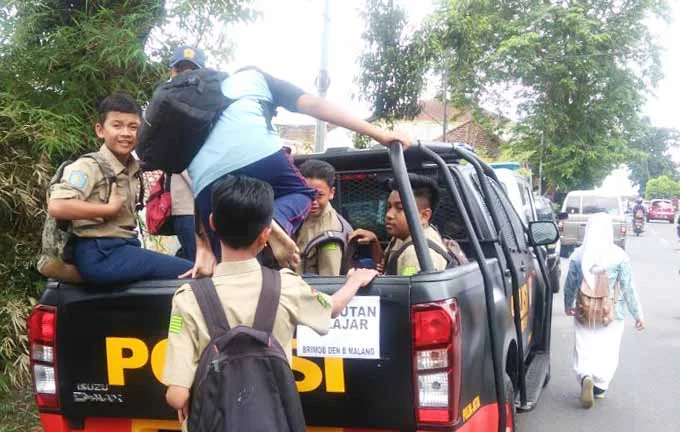 Cerita dan Foto di Balik Aksi Antar-Jemput Pelajar yang Keleleran saat Demo Sopir Angkutan Umum di Kota Malang