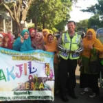 Saat Ibu-Ibu Aisyiyah Ini Bagi-Bagi Takjil, Polisi dan Pengamen pun Bergabung