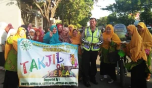 Saat Ibu-Ibu Aisyiyah Ini Bagi-Bagi Takjil, Polisi dan Pengamen pun Bergabung