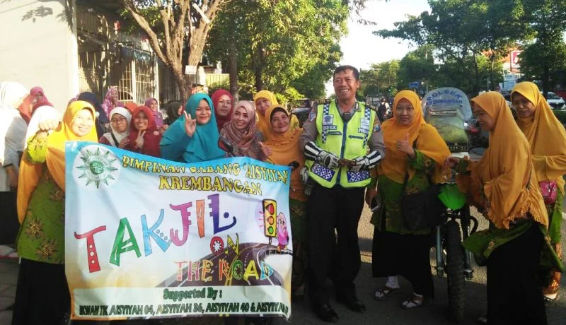 Saat Ibu-Ibu Aisyiyah Ini Bagi-Bagi Takjil, Polisi dan Pengamen pun Bergabung