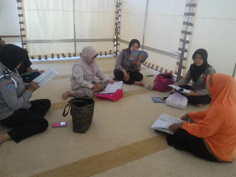 Sibuk Tunaikan Tugas Negara, Polisi-Polisi Wanita Tetap Pentingkan Belajar Mengaji
