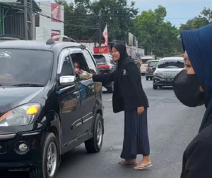 Organisasi Ponpes Al-Aqsho Berbagi Takjil Hasil Patungan