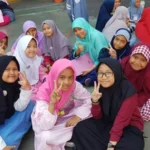 Asyiknya Bermain Sambil Membentuk Kelompok  di SD Ikrom