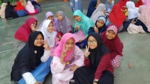 Asyiknya Bermain Sambil Membentuk Kelompok  di SD Ikrom