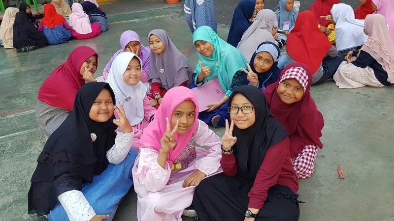 Asyiknya Bermain Sambil Membentuk Kelompok  di SD Ikrom