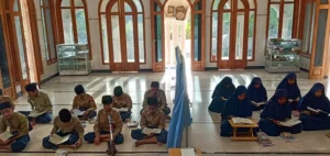 Santri Pondok Hafdhatul Quran Muhammadiyah Wonorejo Murajaah Hafalan sebelum KBM