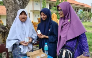Santri Ponpes At-Taqwa Kranji Jualan Sabun di Acara Ini