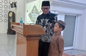 Pengasuh Ponpes Maskumambang Bagi Kejutan di Pengajian Ramadhan