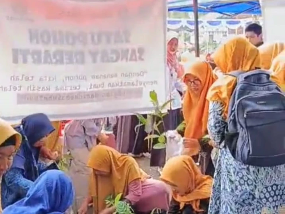 Ponpes Muhammadiyah Manafi’ul ‘Ulum Bagikan 1.000 Bibit pada Resepsi Milad ke-113 Muhammadiyah