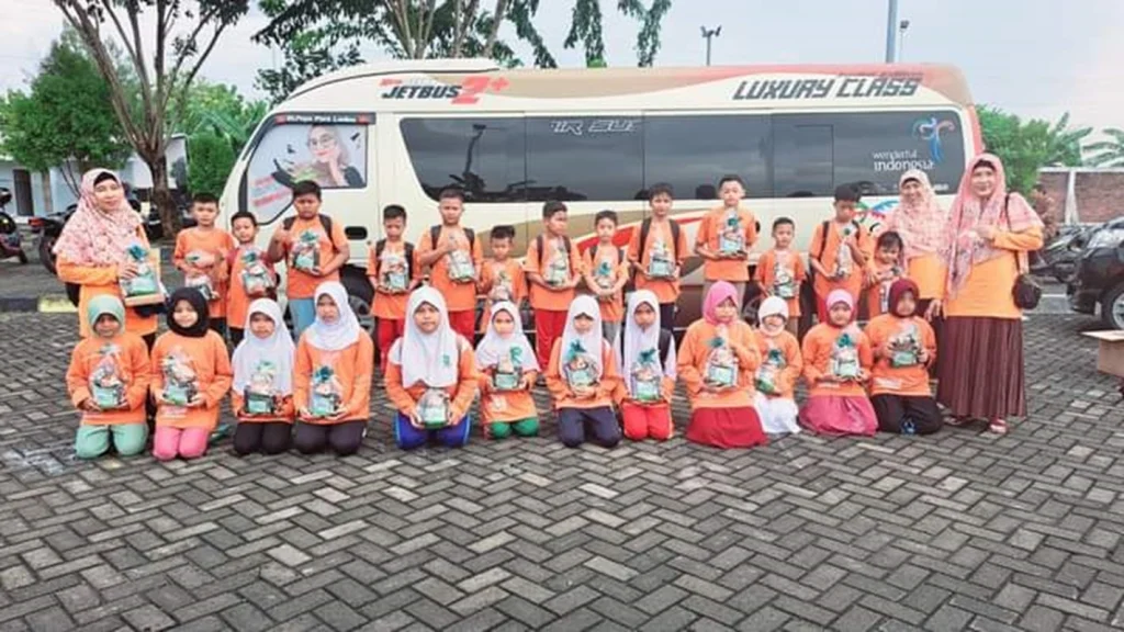 Ponpesmuba Refresing di Kolam Renang Keraton, Ini Serunya