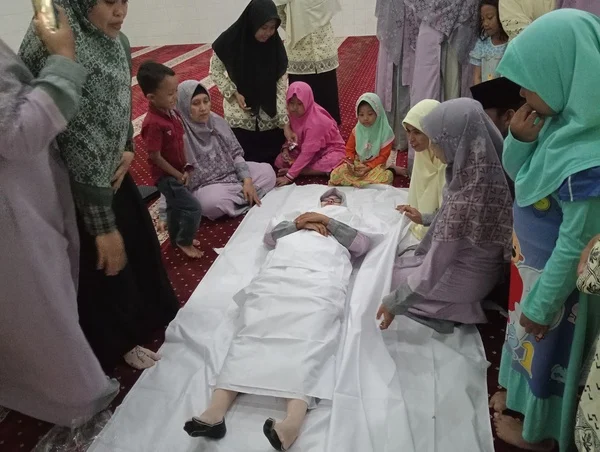 Praktik Merawat Jenazah di PRNA Tumenggung Baru