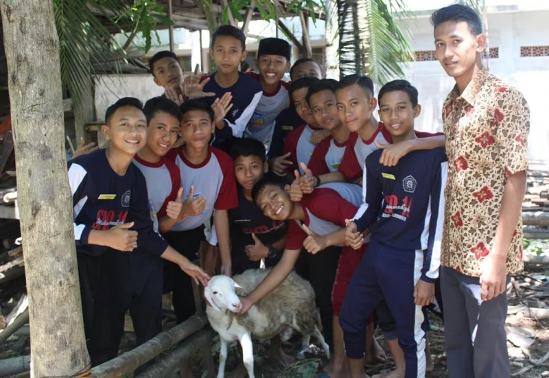 Praktik Pelajaran Kurban Langsung Sembelih Kambing