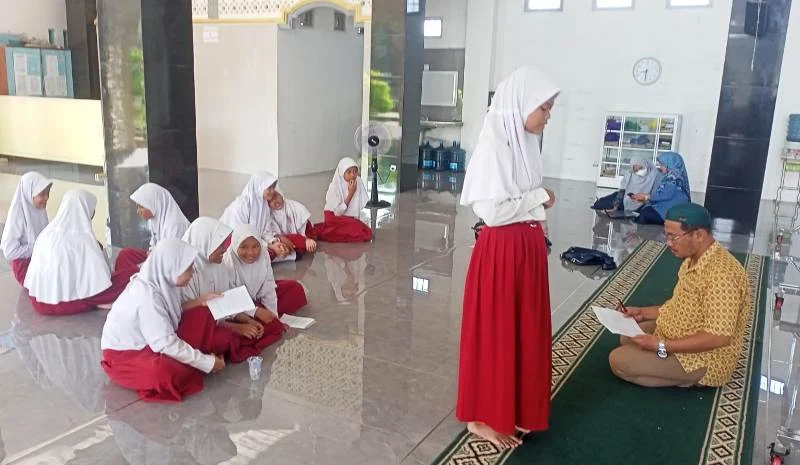 Praktik Shalat Magrib Menjadi Syarat Kelulusan Sekolah Ini