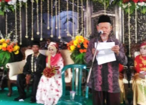 Kenapa Puisi Tokoh Legendaris Muhammadiyah Ini Bikin Pengantin Semakin Bahagia?