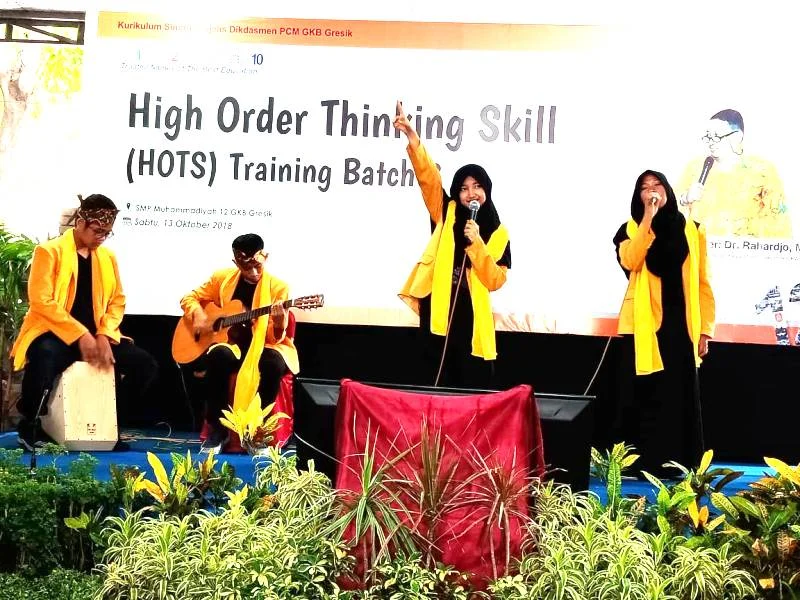 Puisi WS Rendra Membuka Pelatihan HOTS