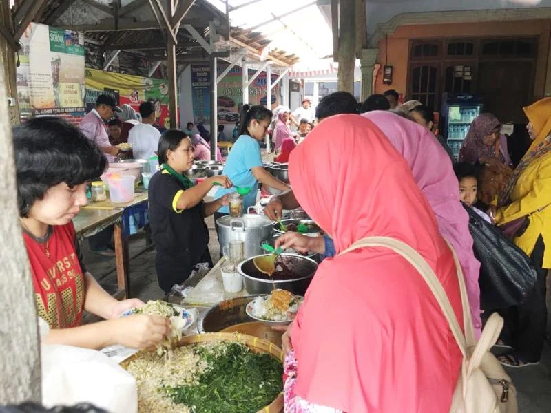 Nikmatnya Punten Pecel di Warung Pinggir Sawah Ini Bikin Heboh